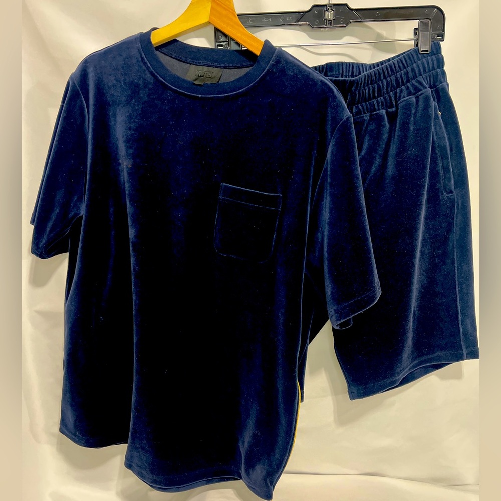 KITH velour short set
The top is size S but bottom is M
In great condition